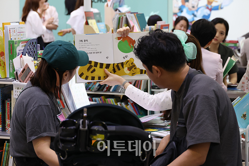 ▲6일 서울 강남구 코엑스 A홀에서 열린 서울국제유아교육전&키즈페어에서 관람객들이 상담을 받고 있다. 고이란 기자 photoeran@