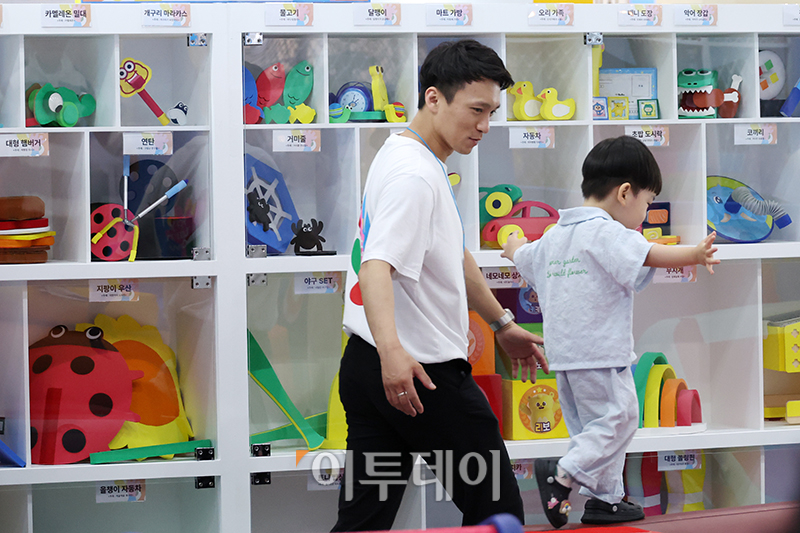 ▲6일 서울 강남구 코엑스 A홀에서 열린 서울국제유아교육전&키즈페어에서 어린이가 놀이체험을 하고 있다. 고이란 기자 photoeran@