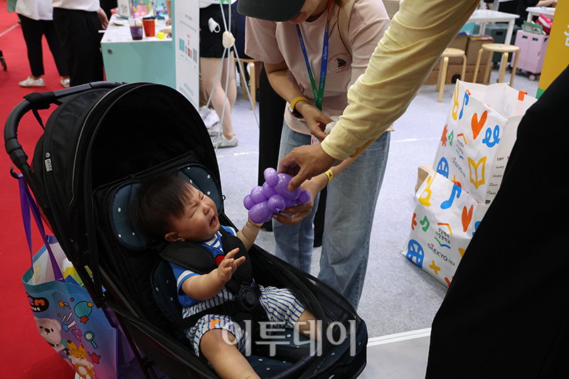 ▲6일 서울 강남구 코엑스 A홀에서 열린 서울국제유아교육전&키즈페어에서 어린이가 행사용 풍선을 받고 있다. 고이란 기자 photoeran@