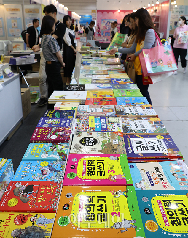 ▲6일 서울 강남구 코엑스 A홀에서 열린 서울국제유아교육전&키즈페어에서 관람객들이 전시품을 둘러보고 있다. 고이란 기자 photoeran@