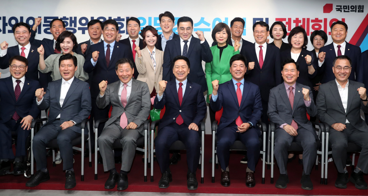 ▲김기현 국민의힘 당 대표가 6일 오후 서울 여의도 국민의힘 당사에서 열린 약자와의동행위원회 임명장 수여식에 참석해 기념촬영을 하고 있다. (뉴시스)