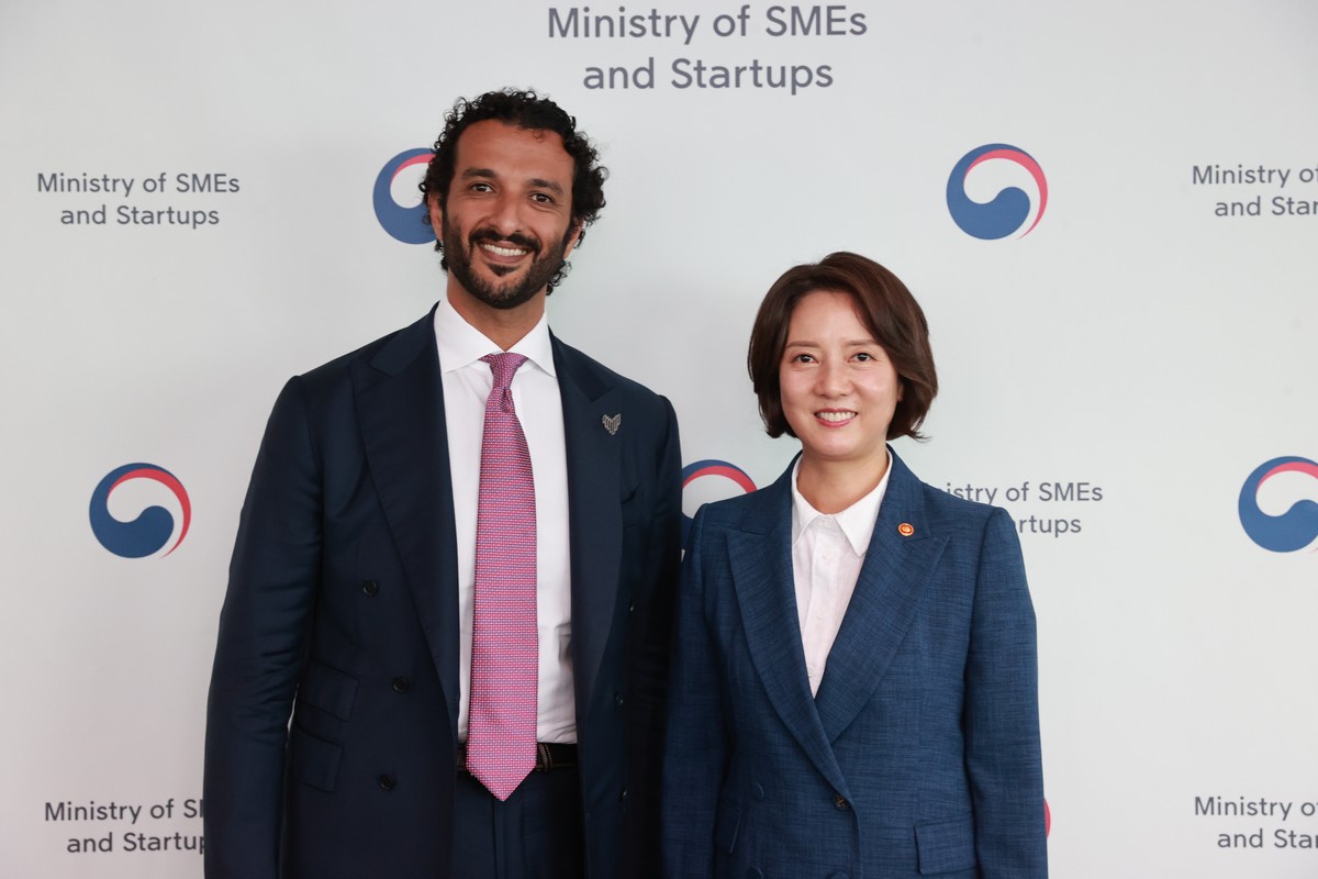 ▲이영 중소벤처기업부 장관이 6일 서울 여의도 63빌딩에서 압둘라 빈 토우크 알마리(Abdulla Bin Touq Al Marri) UAE 경제부 장관과 양자 면담을 마친 후 기념 촬영을 하고 있다. (사진제공=중소벤처기업부)