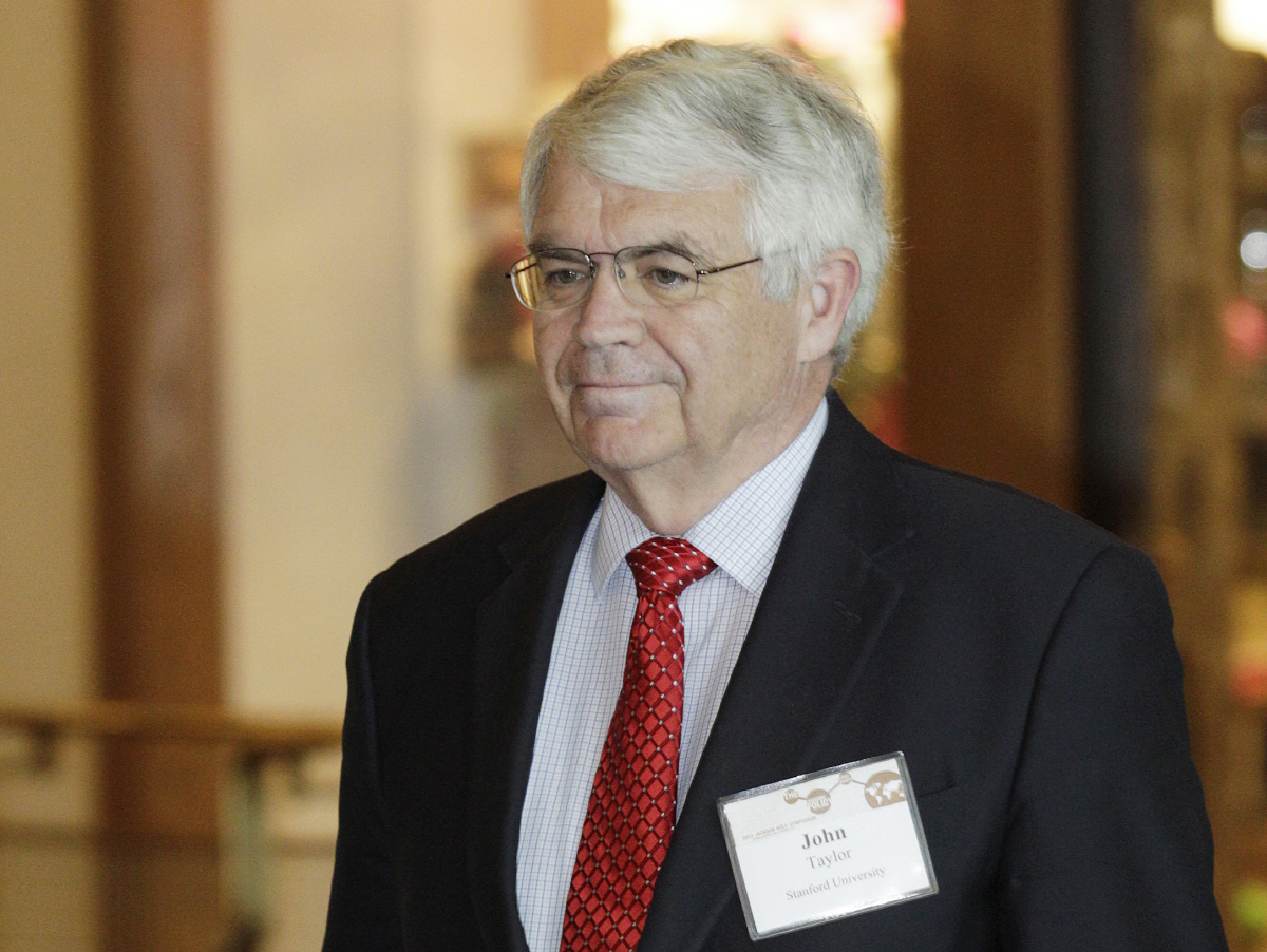 ▲2012년 8월 30일 존 테일러 스탠퍼드대 교수가 미국 와이오밍주 휴양지 잭슨홀에서 열린 잭슨홀 미팅에 참석하고 있다. 잭슨홀(미국)/AP뉴시스