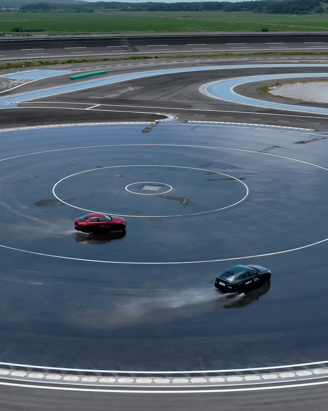 ▲HMG 드라이빙 익스피리언스의 젖은 원선회 코스. 원형으로 된 트랙을 달리며 위험 상황을 연출하고 이에 대응하는 능력을 교육한다. (사진제공=현대자동차그룹)