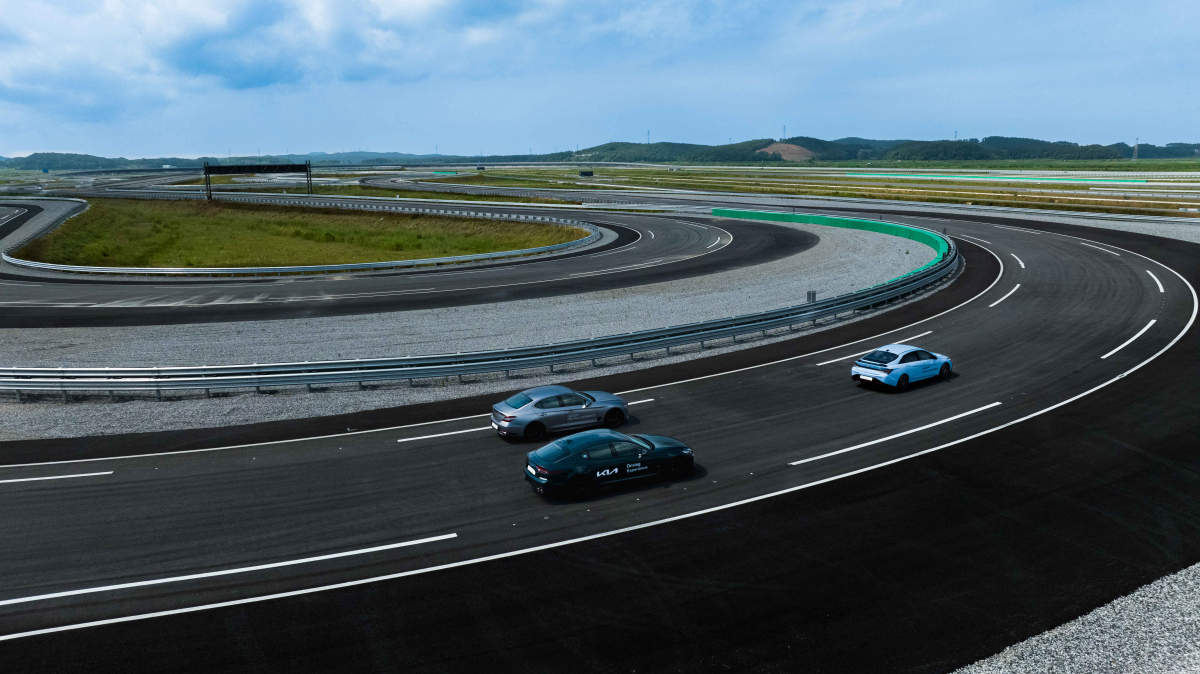 ▲HMG 드라이빙 익스피리언스의 마른 노면 서킷을 주행하는 모습. (사진제공=현대자동차그룹)