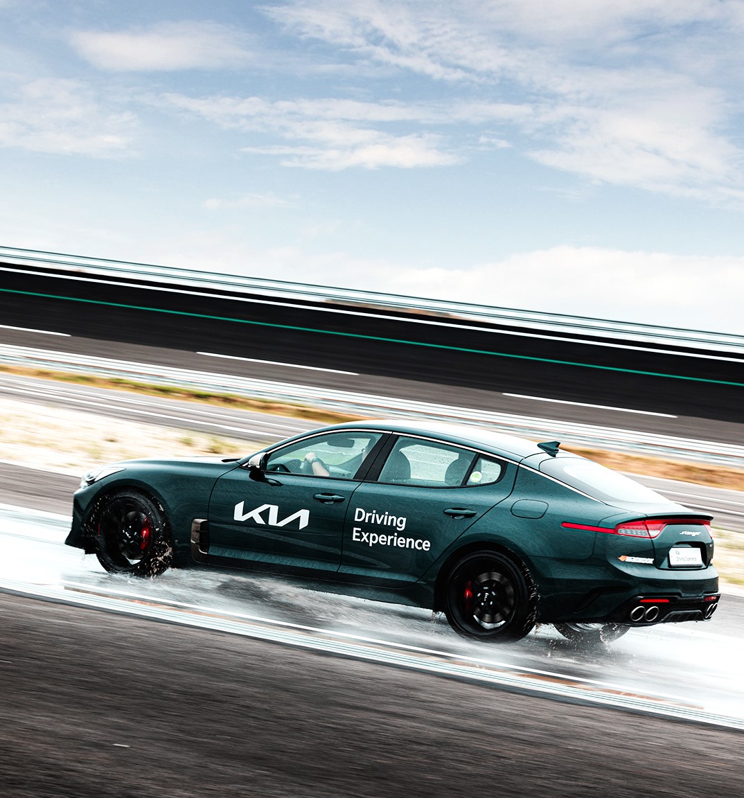 ▲HMG 드라이빙 익스피리언스의 젖은 노면 서킷을 주행하는 모습. (사진제공=현대자동차그룹)