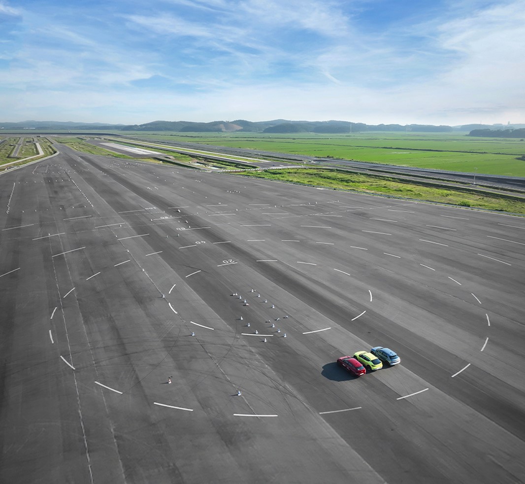 ▲HMG 드라이빙 익스피리언스내 다목적 주행 코스. 넓은 공간에 러버콘을 사용해 다양한 코스를 만들어두고 운전 기술을 연습할 수 있다. (사진제공=현대자동차그룹)