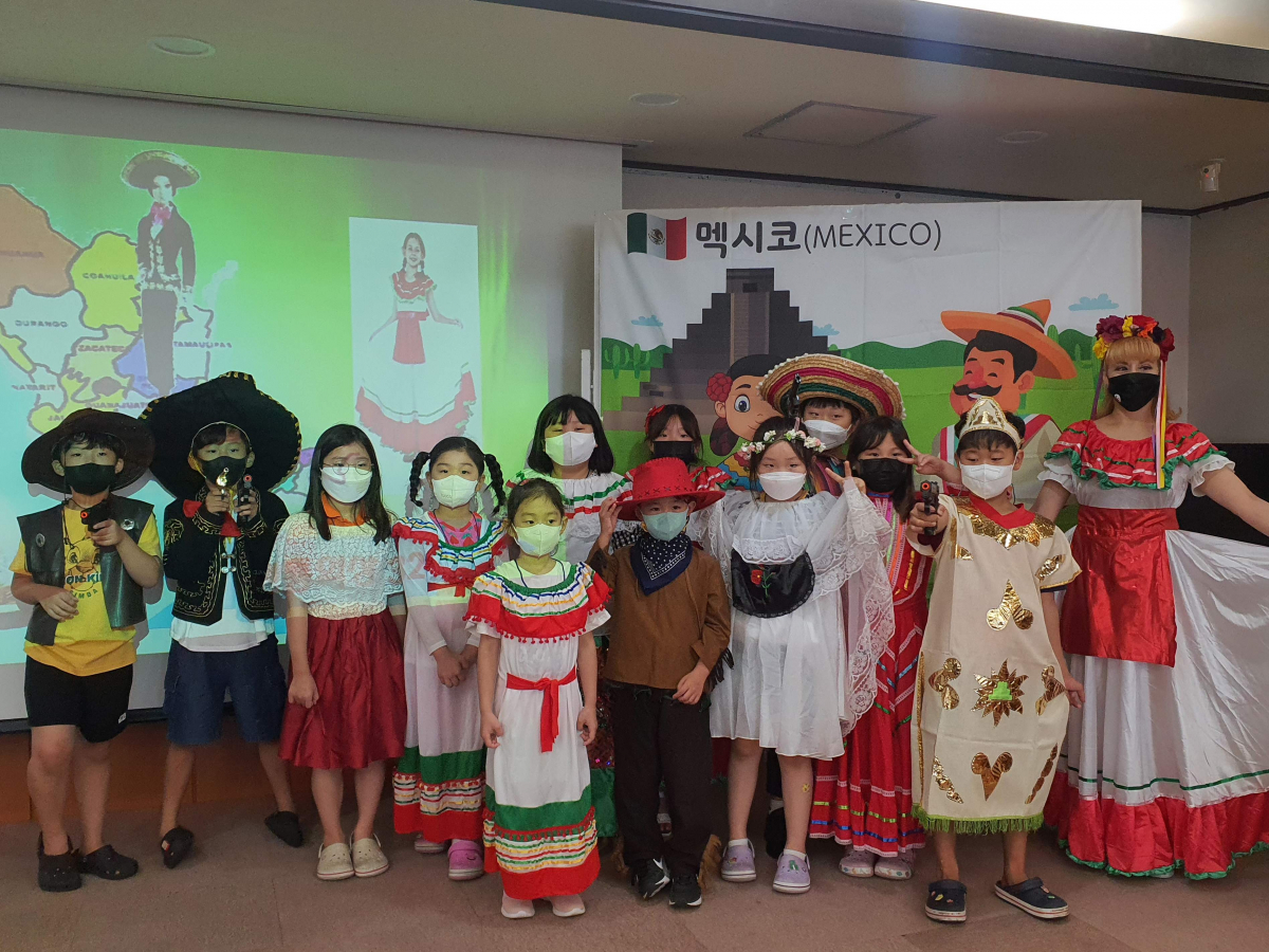 ▲멕시코 문화를 체험하고 있는 아이들의 모습. (자료제공=관악구)
