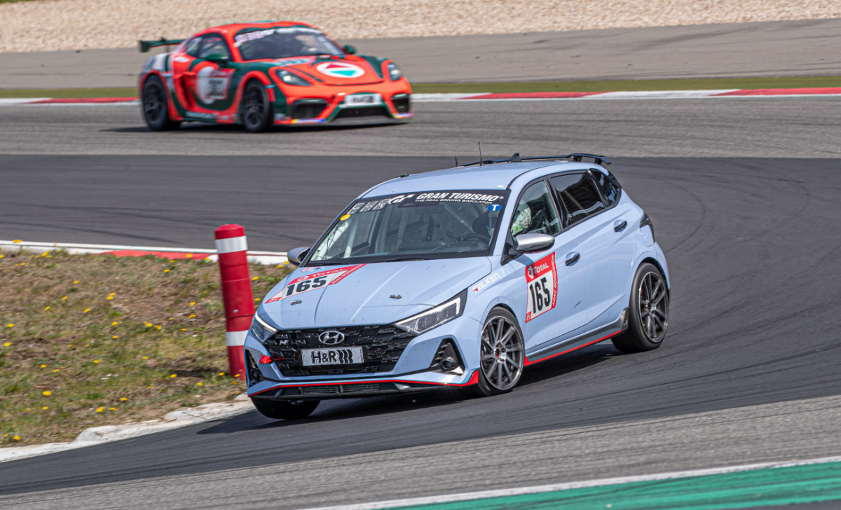 ▲코너의 시작부터 정점까지 엔진 브레이크를 활용해 속도를 줄인다. 이때 차 앞머리는 '관성의 법칙'에 따라 주저 앉게 된다. 이른바 '노즈 다운'이다. 동시에 조향바퀴인 앞바퀴에 무게중심이 쏠리면서 타이어가 노면을 짓누르는 힘은 더욱 커진다. 앞바퀴에 접지력이 커지면 드라이버가 원하는 방향으로 조향바퀴가 정직하게 궤적을 그릴 수 있다. 코너링의 가장 기본이다.    (사진제공=현대차그룹)