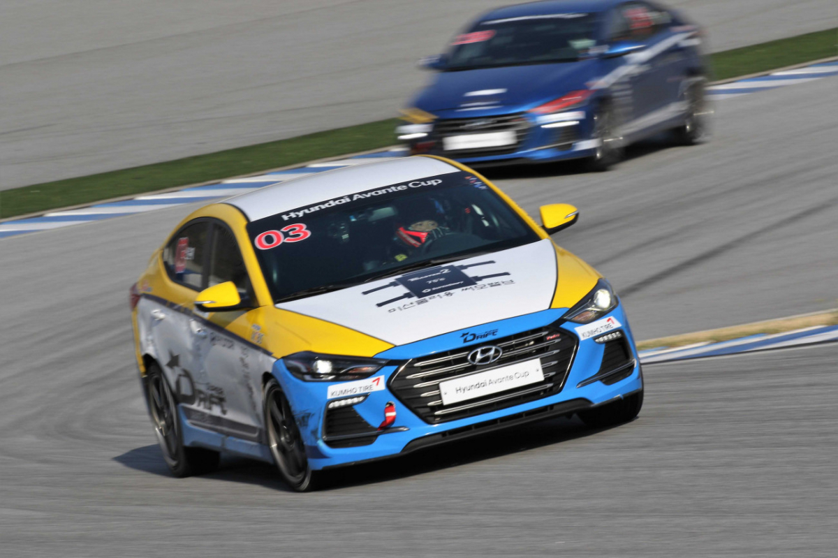 ▲스포티지 하이브리드의 e-핸들링 기술 역시 무게중심을 조절해 코너링을 돕는다. 회전이 시작되면 전기모터가 슬며시 감속된다. 이때 차 앞머리 쪽으로 차의 무게중심이 이동한다. 자연스레 앞바퀴에 접지력이 커지면서 안정적인 회전을 돕는다.  (출처=현대차그룹)