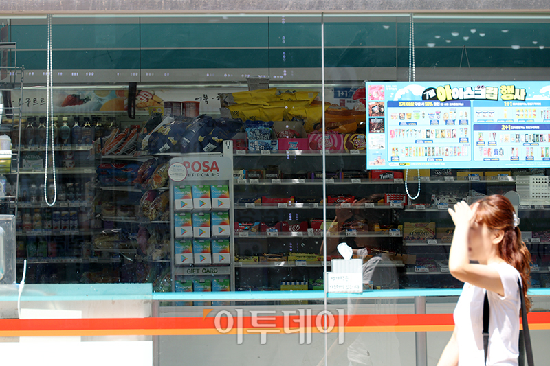 ▲7일 경기도의 한 편의점 외부에 불투명 시트지가 제거된 모습. 고이란 기자 photoeran@