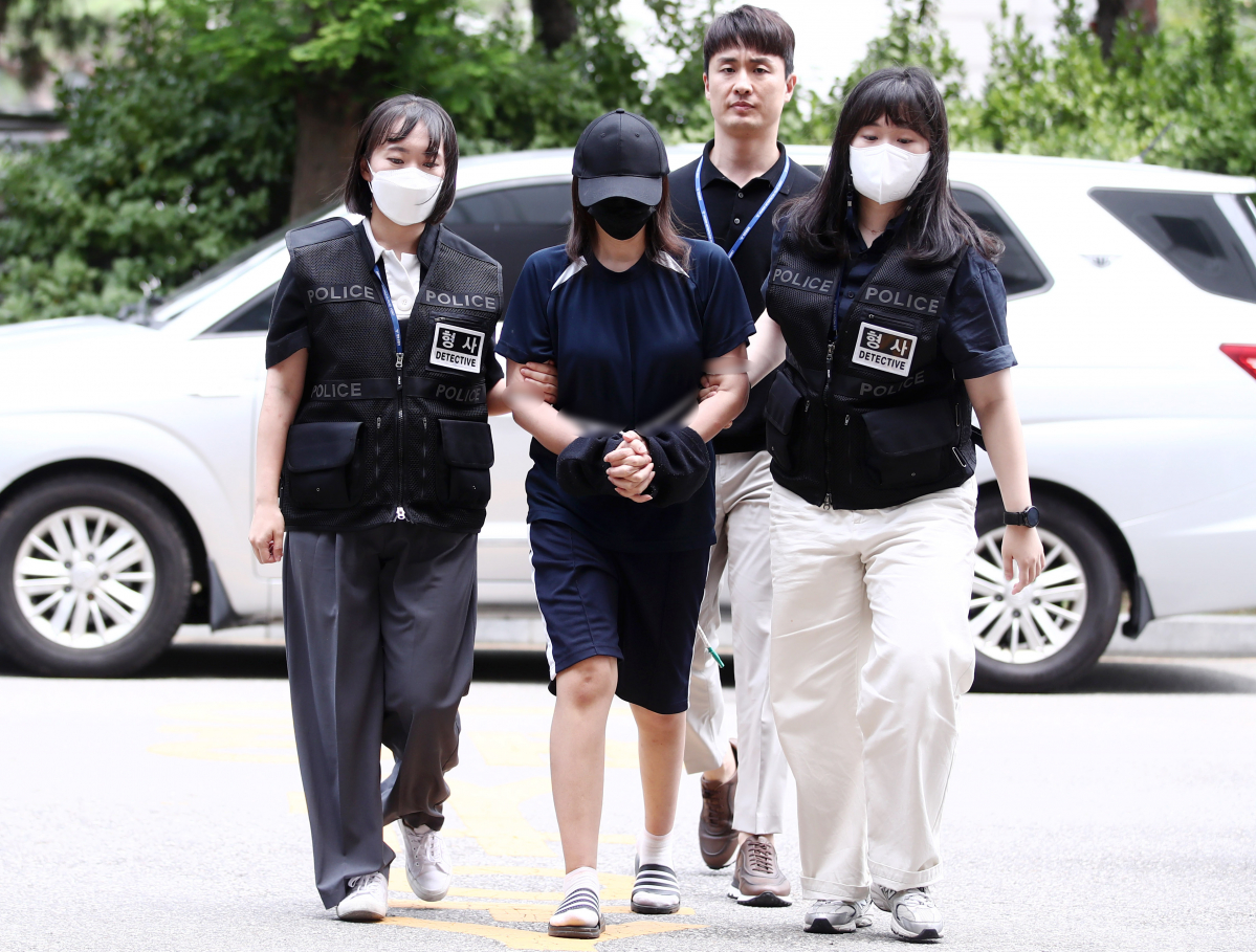 ▲생후 1주일 된 딸을 텃밭에 암매장해 숨지게 한 혐의를 받는 40대 친모가 7일 오후 구속 전 피의자 심문(영장실질심사)을 받기 위해 인천지법으로 들어서고 있다. (연합뉴스)