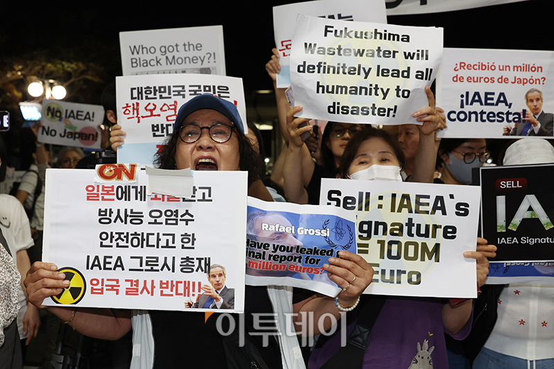 ▲라파엘 그로시 국제원자력기구(IAEA) 사무총장이 7일 서울 강서구 김포공항 국제선을 통해 입국한 가운데 입국장 인근에서 후쿠시마 오염수 해양투기를 반대하는 시민단체 등이 그로시 사무총장의 입국을 반대하는 시위를 하고 있다. 고이란 기자 photoeran@