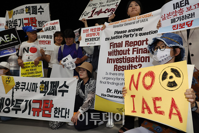 ▲라파엘 그로시 국제원자력기구(IAEA) 사무총장이 7일 서울 강서구 김포공항 국제선을 통해 입국한 가운데 입국장 인근에서 후쿠시마 오염수 해양투기를 반대하는 시민단체 등이 그로시 사무총장의 입국을 반대하는 시위를 하고 있다. 고이란 기자 photoeran@