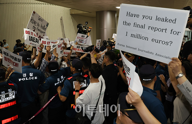 ▲라파엘 그로시 국제원자력기구(IAEA) 사무총장이 7일 서울 강서구 김포공항 국제선을 통해 입국한 가운데 입국장 인근에서 후쿠시마 오염수 해양투기를 반대하는 시민단체 등이 그로시 사무총장의 입국을 반대하는 시위를 하고 있다. 고이란 기자 photoeran@