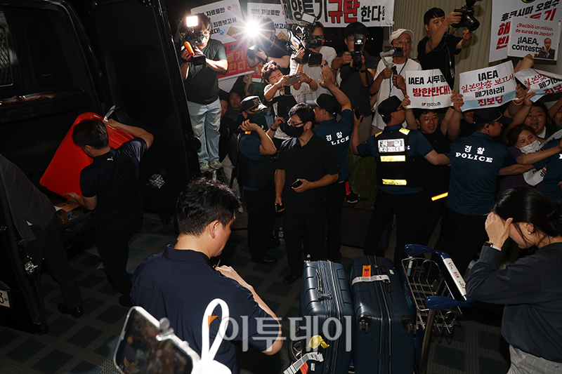 ▲라파엘 그로시 국제원자력기구(IAEA) 사무총장이 7일 서울 강서구 김포공항 국제선을 통해 입국한 가운데 후쿠시마 오염수 해양투기를 반대하는 시민단체 등의 항의를 받으며 관계자들의 짐이 차로 옮겨지고 있다. 고이란 기자 photoeran@