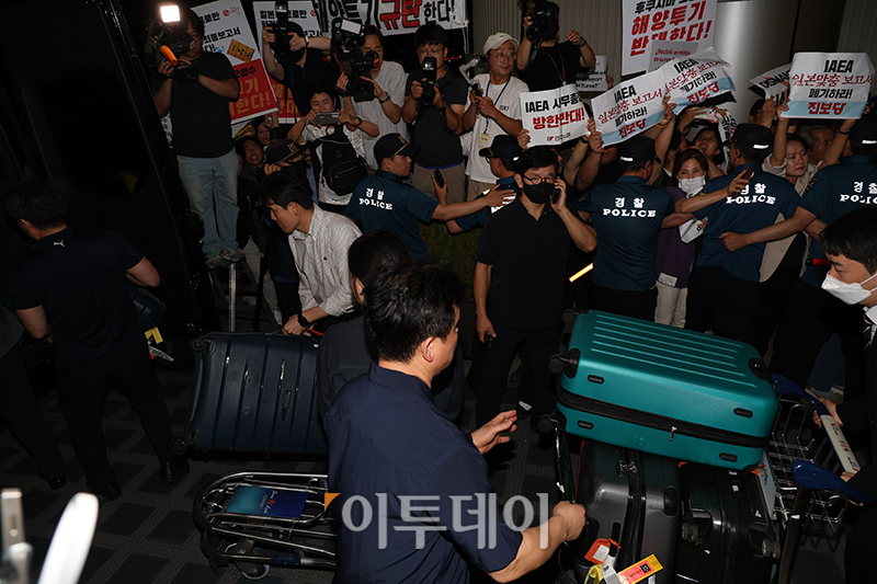 ▲라파엘 그로시 국제원자력기구(IAEA) 사무총장이 7일 서울 강서구 김포공항 국제선을 통해 입국한 가운데 후쿠시마 오염수 해양투기를 반대하는 시민단체 등의 항의를 받으며 관계자들의 짐이 차로 옮겨지고 있다. (고이란 기자 photoeran@)