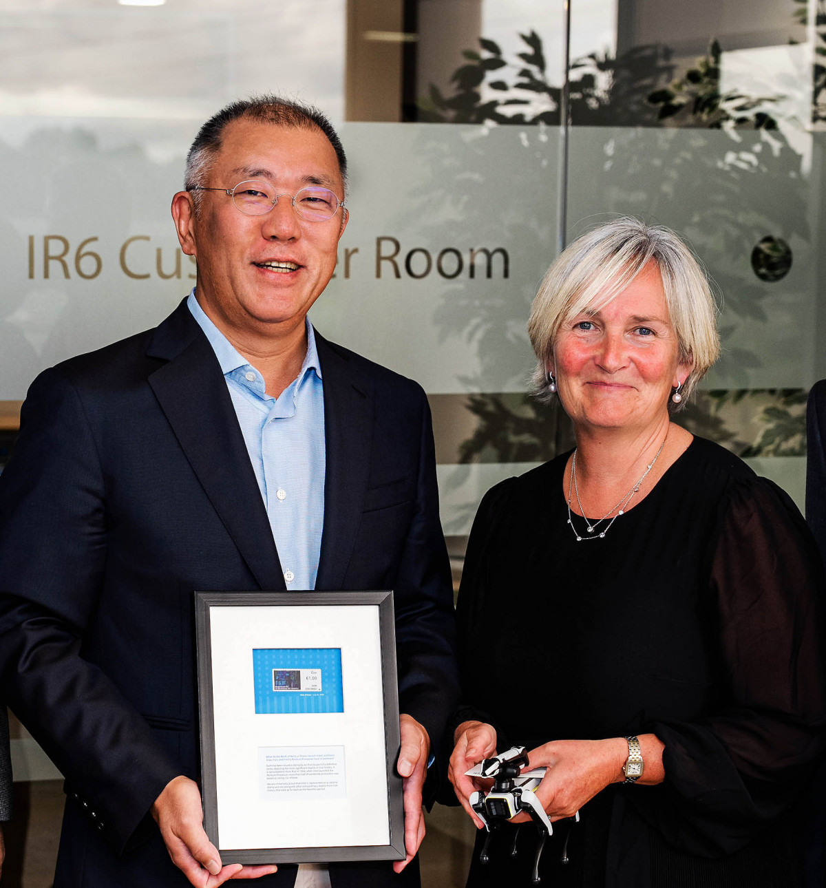 ▲정의선 현대차그룹 회장이 7일(현지시간), 아일랜드에 자리한 인텔의 유럽 핵심기지를 방문해 반도체 공급망을 점검했다. 정 회장과 앤 마리 홈즈(Ann-Marie Holmes) 인텔 반도체 제조그룹 공동 총괄 부사장이 기념촬영에 나서고 있다.  (사진제공=현대차그룹)