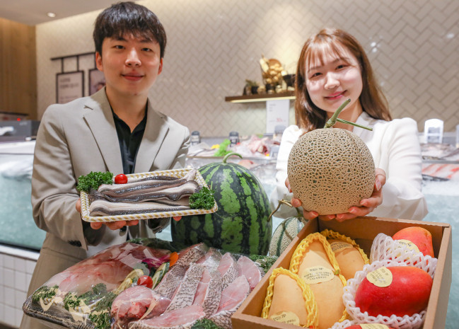 ▲서울시 강남구 현대백화점 무역센터점 지하 1층 식품관에서 직원들이 초복을 맞아 장어, 수박 등 여름철 보양 식품들을 소개하고 있다. (사진제공=현대백화점)