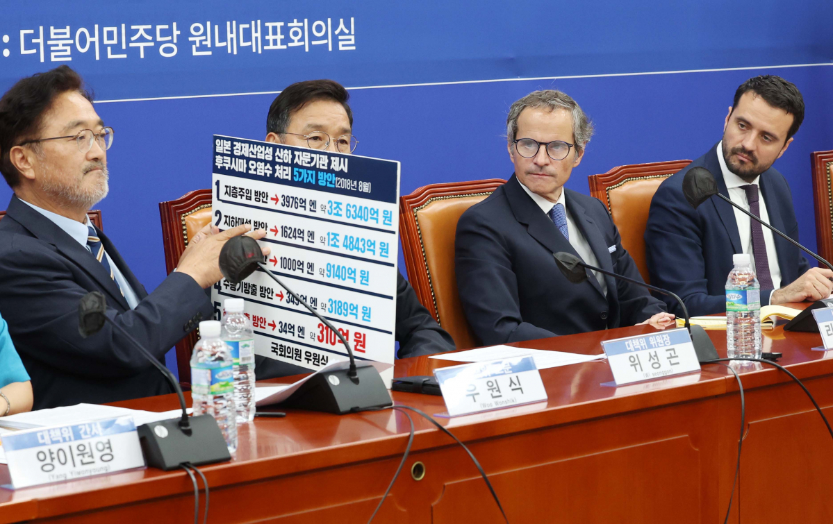 ▲라파엘 그로시 국제원자력기구 사무총장이 9일 서울 여의도 국회에서 열린 더불어민주당 후쿠시마 원전오염수 해양투기저지 대책위원회-국제원자력기구(IAEA) 면담에서 우원식 더불어민주당 후쿠시마 원전 오염수 해양 투기 저지 대책위원회 고문이 관련 자료를 들어보이자 바라보고 있다. 신태현 기자 holjjak@