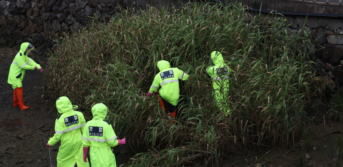 ▲경찰이 지난 4일 오후 경남 거제시 고현동 신현제1교 주변에서 '거제 영아 살해 유기 사건과 관련해 영아 시신을 수색하고 있다.  (연합뉴스)