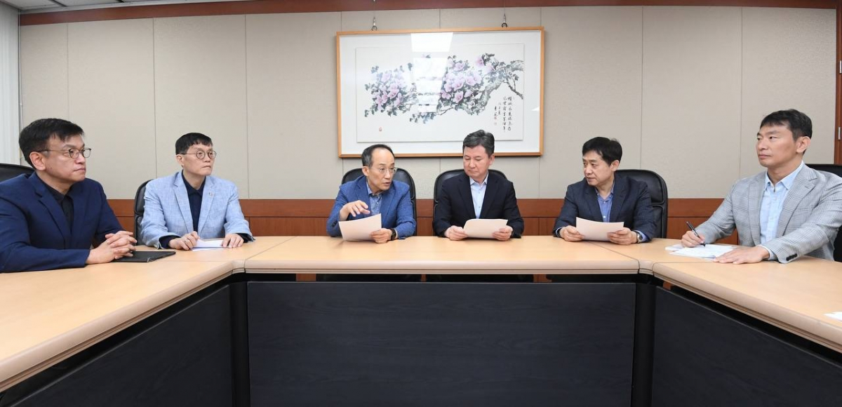 ▲(왼쪽부터)최상목 대통령실 경제수석, 이창용 한국은행 총재, 추경호 부총리 겸 기획재정부 장관, 한창섭 행정안전부 차관, 김주현 금융위원장, 이복현 금감원장이 9일 서울 은행회관에서 열린 확대 거시경제·금융현안 간담회에서 의견을 나누고 있다. (사진제공=금융위원회)