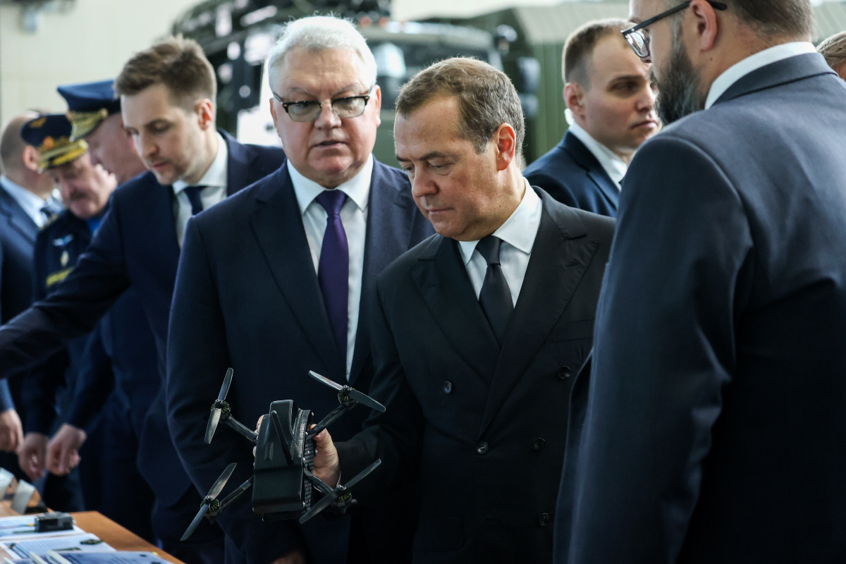 ▲드미트리 메드베데프(오른쪽에서 2번째) 러시아 국가안보회의 부의장이 7일(현지시간) 군수산업위원회 실무진 회의에 참석해 무기를 살피고 있다. 상트페테르부르크(러시아)/타스연합뉴스