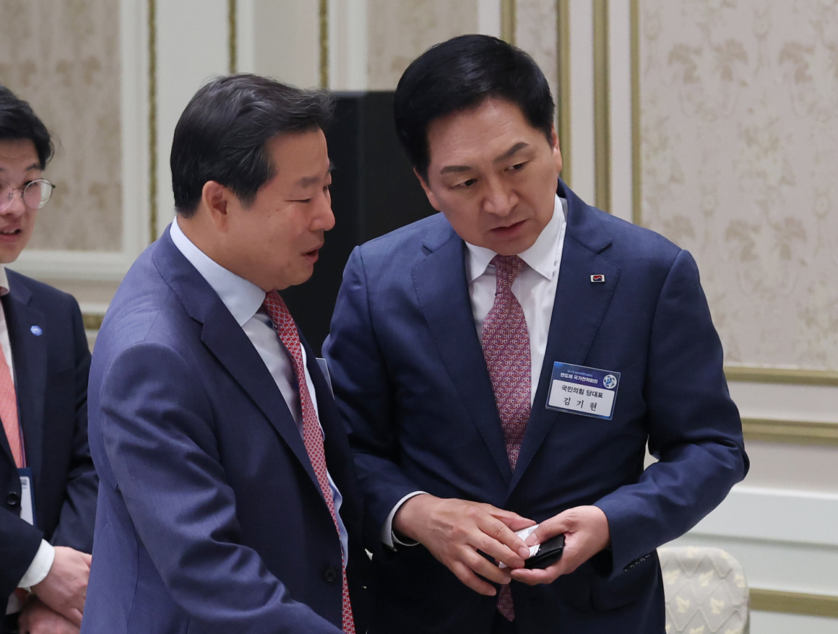 ▲대화하는 김기현 국민의힘 대표와 이철규 사무총장 (뉴시스)