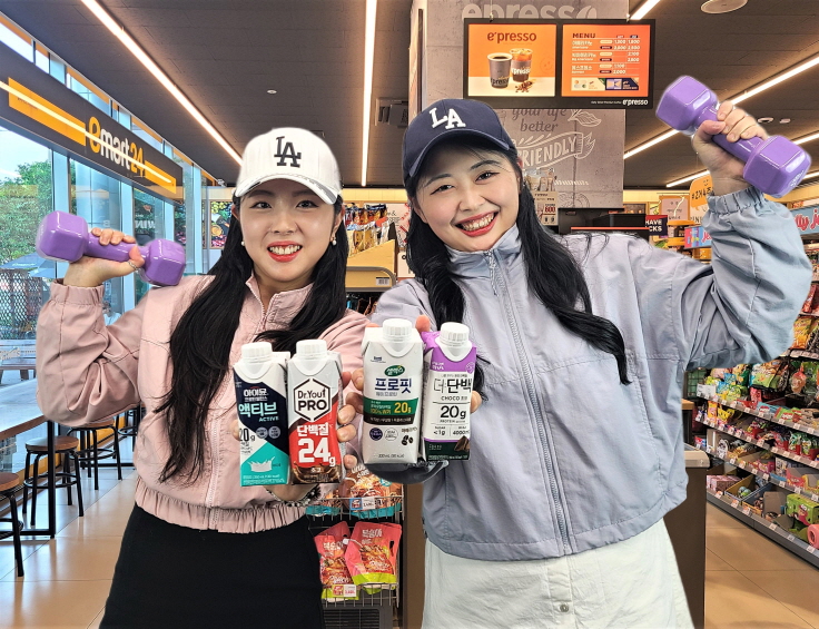 ▲서울 성동구에 위치한 이마트24 매장에서 모델들이 '프로틴 음료 타임세일 상품'을 선보이고 있다. (사진제공=이마트24)