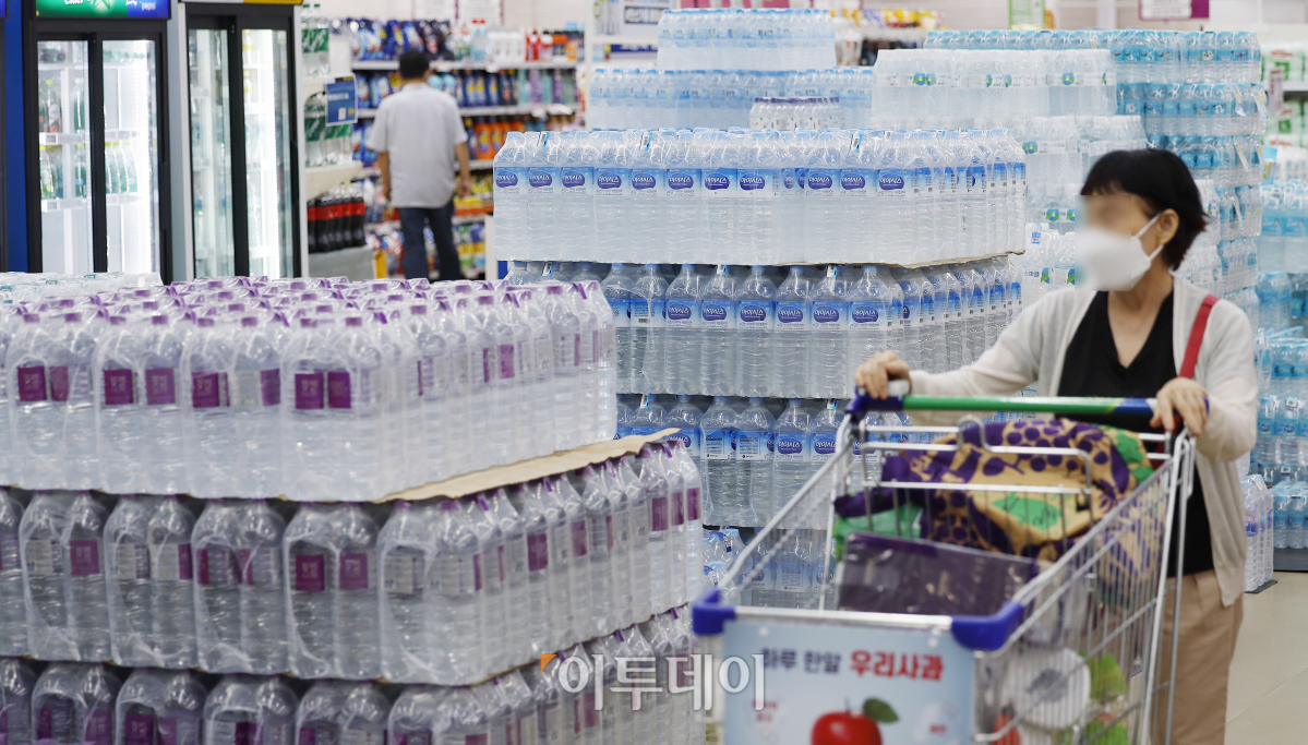 ▲10일 서울 시내 한 대형마트에 생수가 진열되어 있다. 조현호 기자 hyunho@