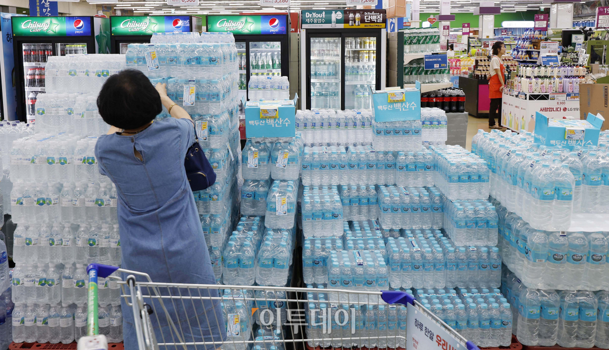 ▲10일 서울 시내 한 대형마트를 찾은 한 시민이 생수를 구매하고 있다. 조현호 기자 hyunho@