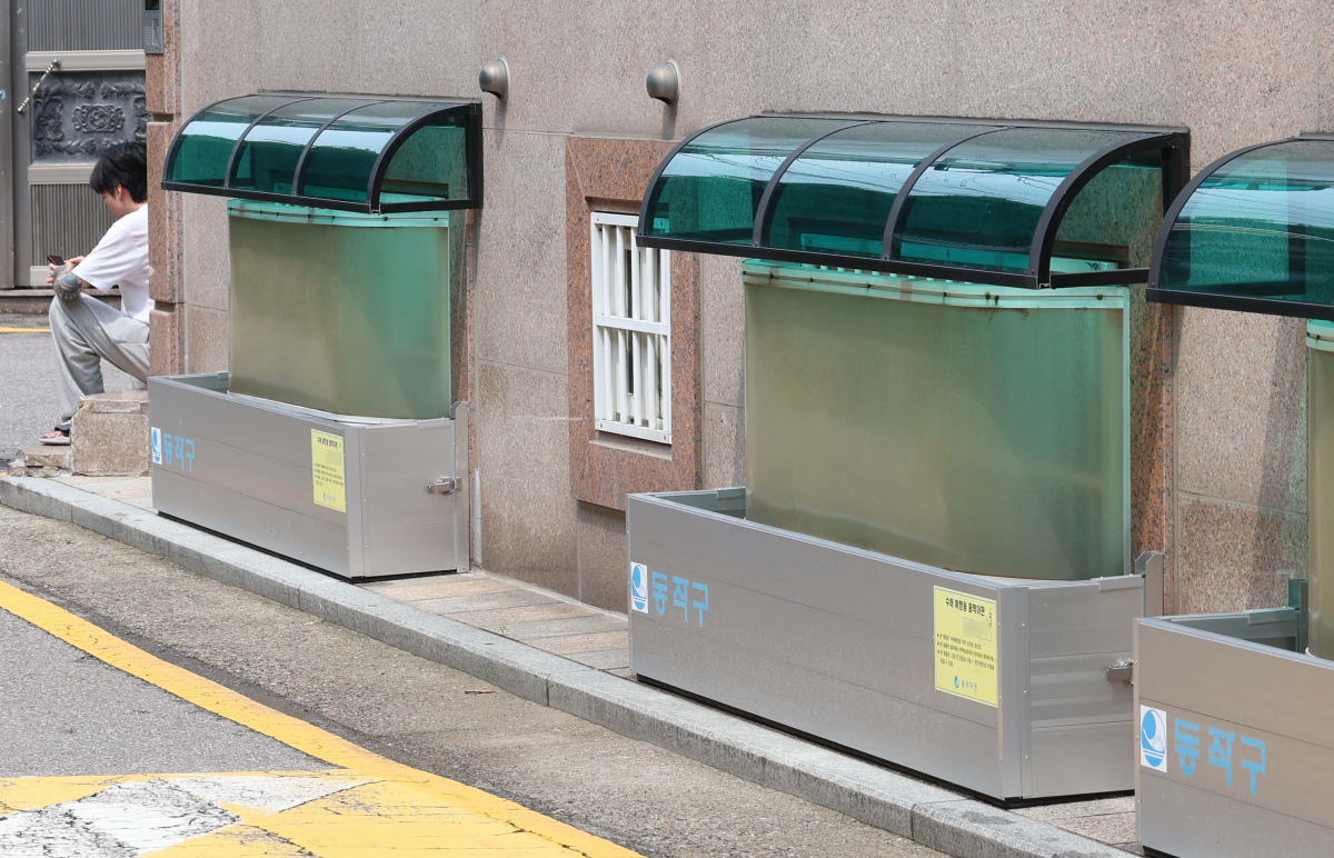 ▲앞으로 반지하 거주자는 국토교통부가 운영하는 최대 5000만원의 무이자 보증금 대출과 서울시의 반지하 특정 바우처(월세 20만원) 지원을 동시에 받을 수 있게 된다. 국토교통부와 서울시는 10일 반지하 거주자에 대한 이주 지원을 위해 제도를 개선했다고 밝혔다. 이날 서울의 한 반지하주택에 수해 예방용 물막이판이 설치돼 있다. 신태현 기자 holjjak@