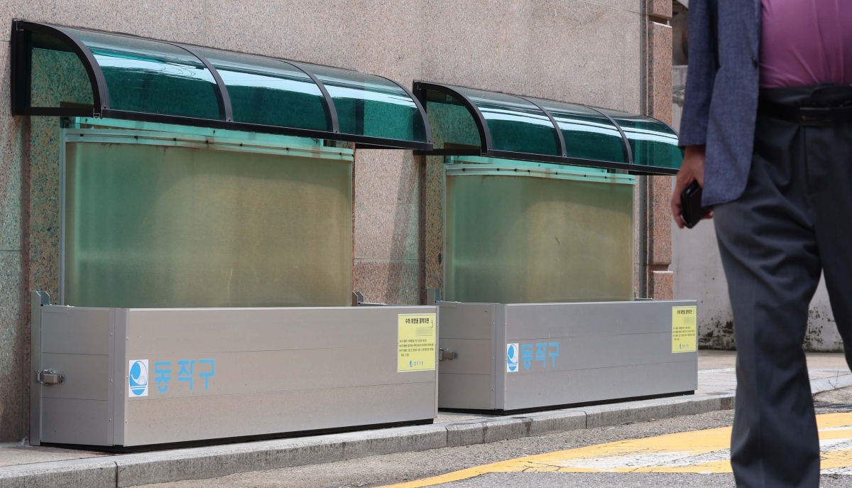 ▲앞으로 반지하 거주자는 국토교통부가 운영하는 최대 5000만원의 무이자 보증금 대출과 서울시의 반지하 특정 바우처(월세 20만원) 지원을 동시에 받을 수 있게 된다. 국토교통부와 서울시는 10일 반지하 거주자에 대한 이주 지원을 위해 제도를 개선했다고 밝혔다. 이날 서울의 한 반지하주택에 수해 예방용 물막이판이 설치돼 있다. 신태현 기자 holjjak@