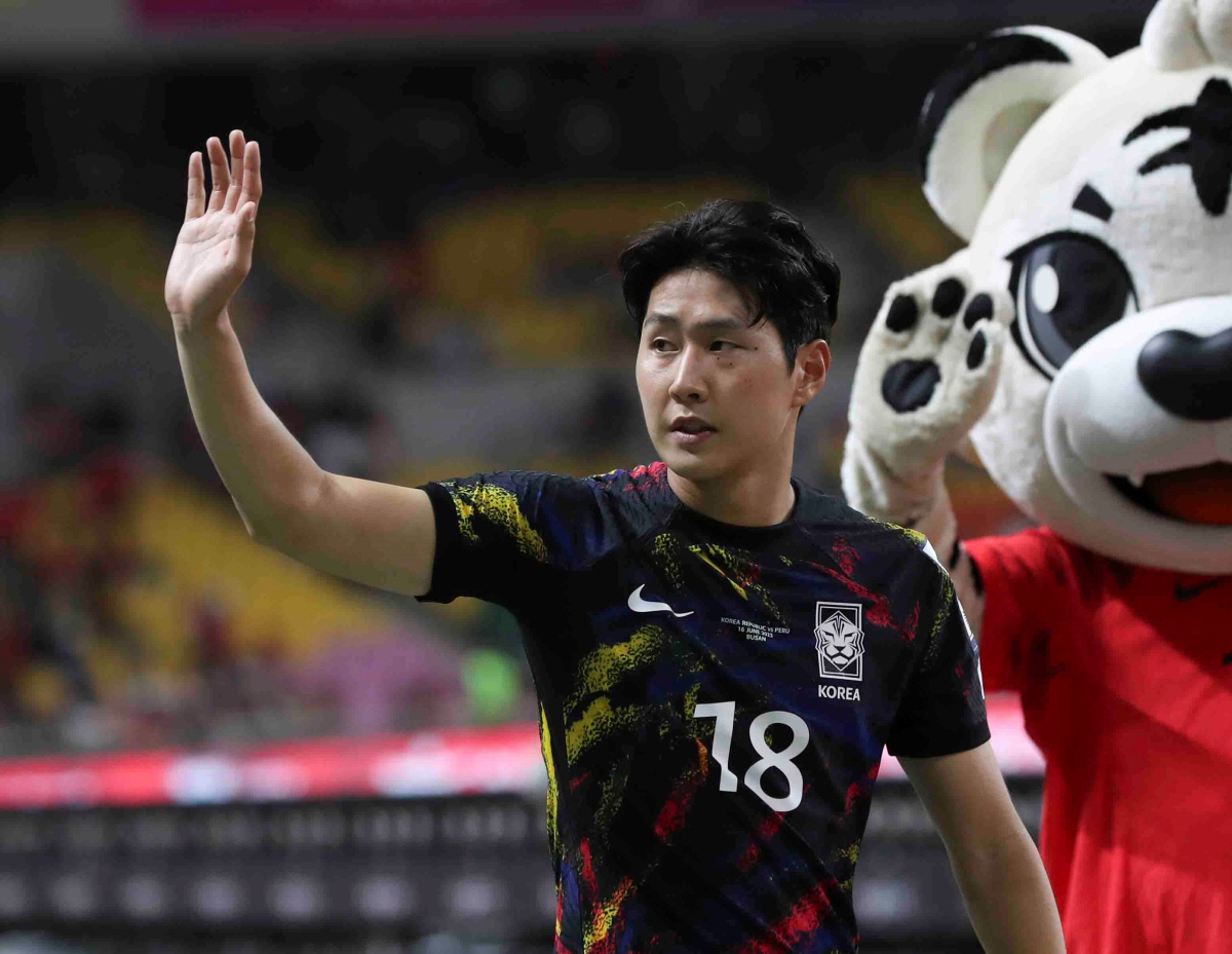 ▲6월 16일 오후 부산 연제구 부산아시아드주경기장에서 열린 하나은행 초청 축구 국가대표 평가전 대한민국과 페루의 경기에서 이강인이 관중들에게 인사하고 있다. (뉴시스)