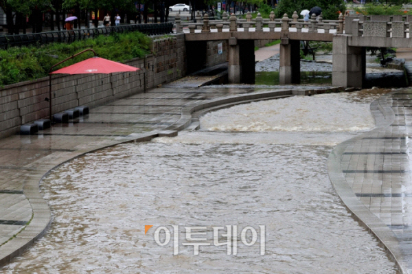 ▲서울 대부분 지역에 호우주의보가 발효된 9일 서울 청계천에 물이 불어나 있다. 신태현 기자 holjjak@
