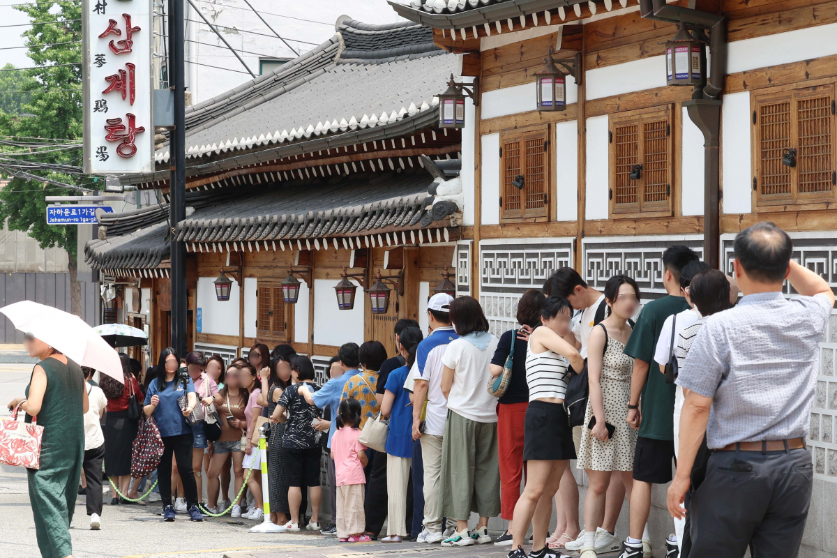 ▲초복을 하루 앞둔 10일 서울 종로구의 한 삼계탕 전문점 앞에서 시민들이 줄지어 입장을 기다리고 있다. 신태현 기자 holjjak@