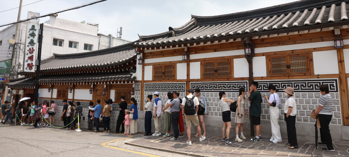 ▲초복을 하루 앞둔 10일 서울 종로구의 한 삼계탕 전문점 앞에서 시민들이 줄지어 입장을 기다리고 있다. 신태현 기자 holjjak@