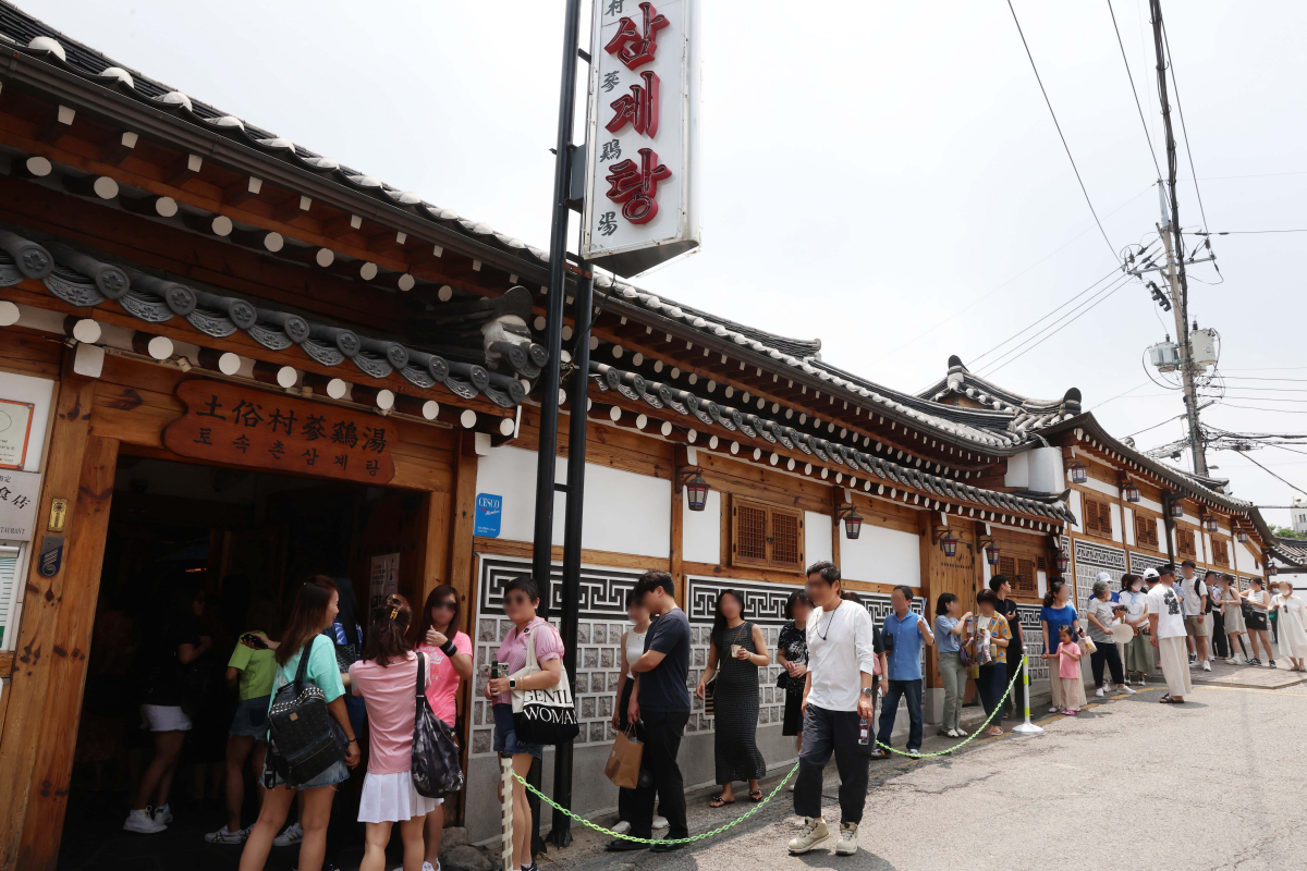 ▲초복을 하루 앞둔 10일 서울 종로구의 한 삼계탕 전문점 앞에서 시민들이 줄지어 입장을 기다리고 있다. 신태현 기자 holjjak@