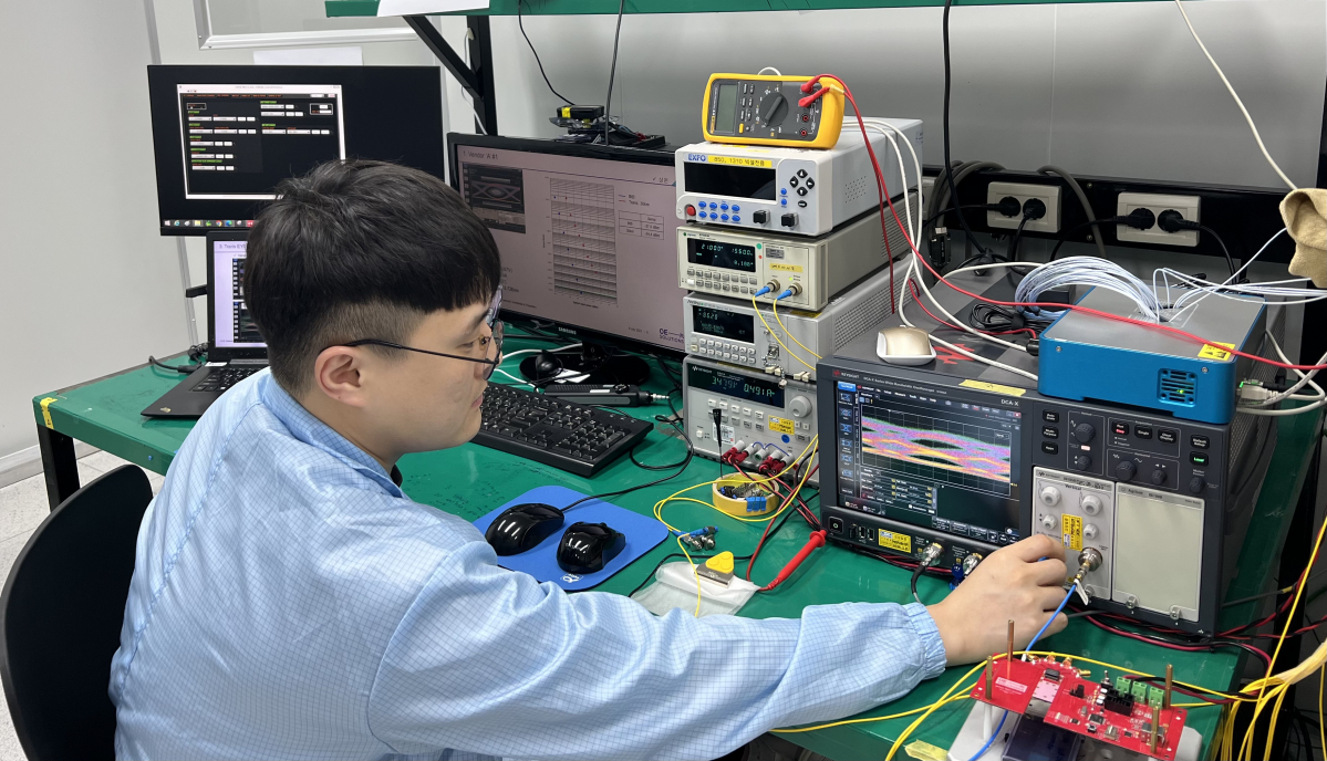 ▲오이솔루션 담당자가 SKT와 함께 개발한 ‘프론트홀 고속 전송 가용 파장 확대 기술’을 시연하고 있다. (사진제공=SK텔레콤)