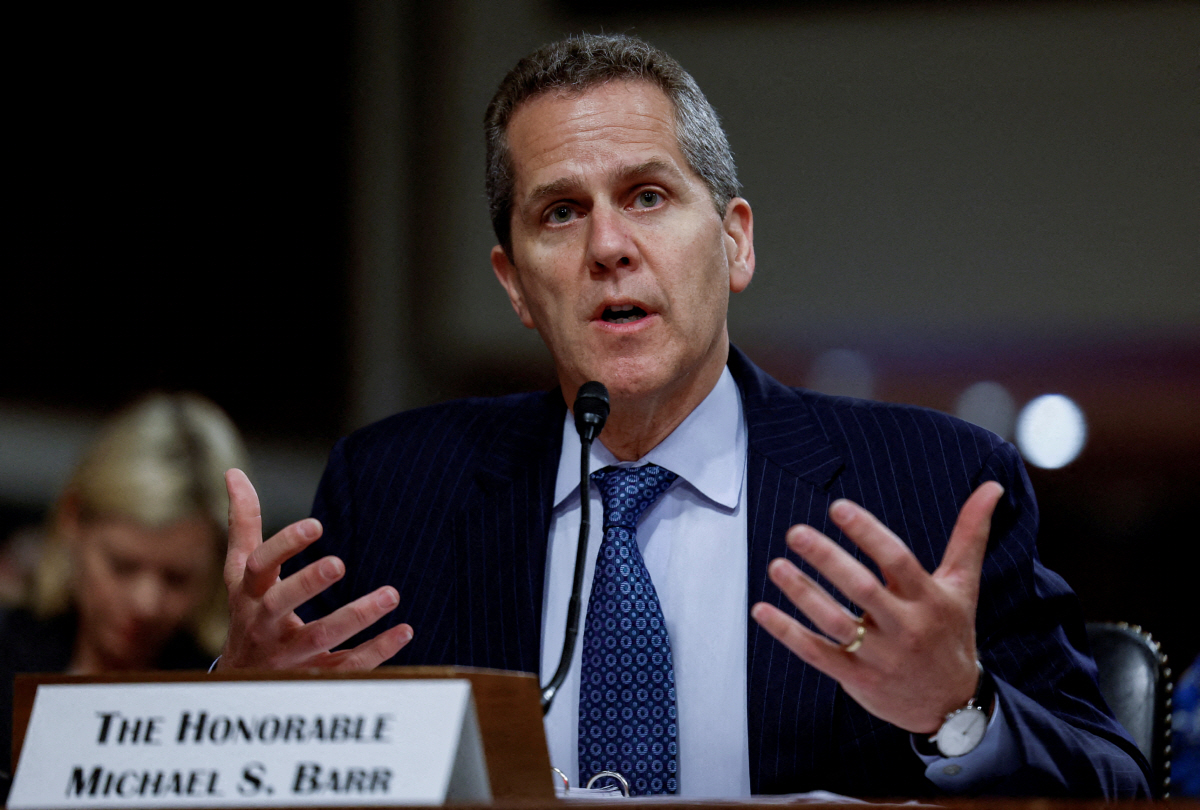 ▲마이클 바 미국 연방준비제도(Fed·연준) 부의장이 5월 18일 의회에 참석해 발언하고 있다. 워싱턴D.C./로이터연합뉴스