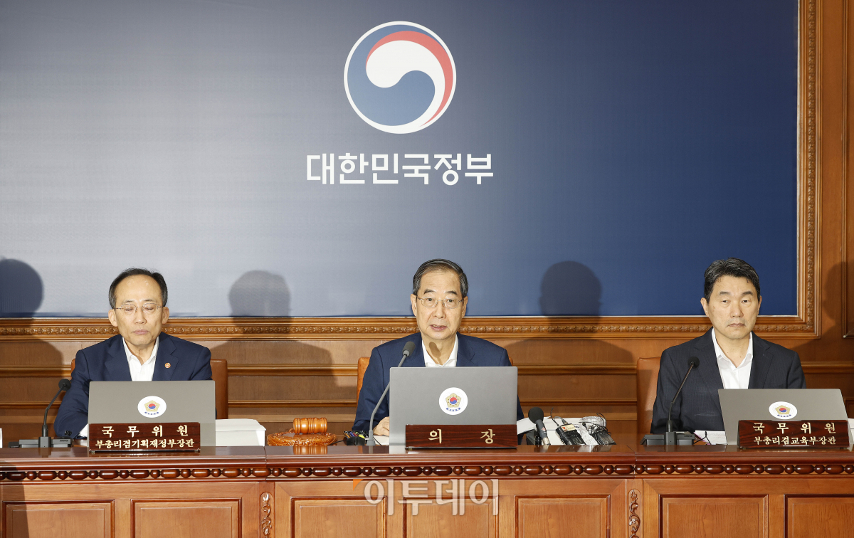 ▲한덕수 국무총리가 11일 오전 서울 종로구 정부서울청사에서 국무회의를 주재하고 있다. 조현호 기자 hyunho@