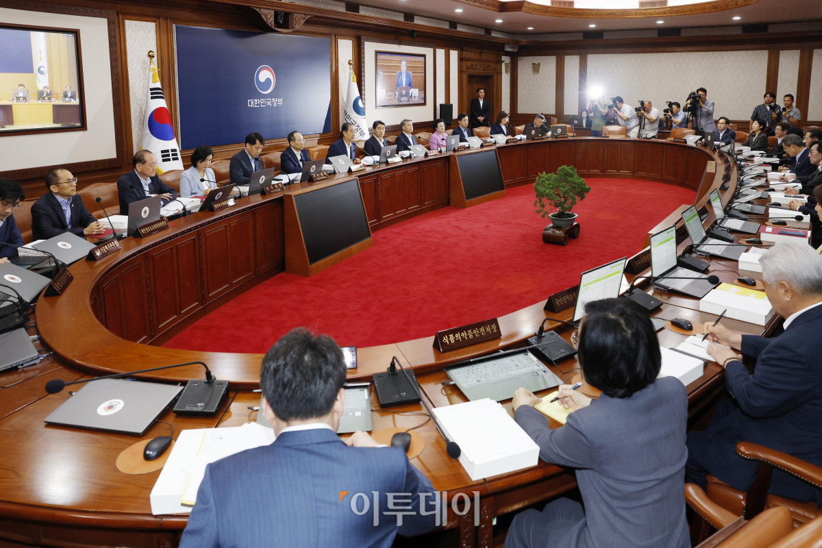 ▲한덕수 국무총리가 11일 오전 서울 종로구 정부서울청사에서 국무회의를 주재하고 있다. 조현호 기자 hyunho@