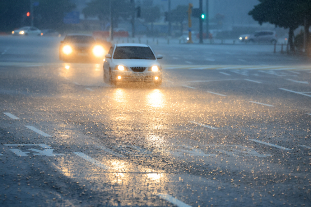 ▲이달 8일 오전 제주국제공항 진입로에 장맛비가 쏟아지고 있다. (연합뉴스)