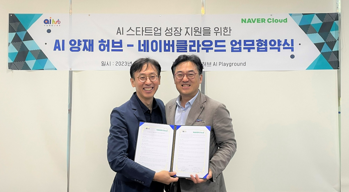 ▲(왼쪽부터) 함종민 AI 양재 허브 센터장, 임태건 네이버클라우드 영업총괄 상무가 국내 AI 스타트업의 경쟁력 강화와 창업 생태계 활성화를 위한 업무협약을 체결했다. (사진제공=네이버클라우드)