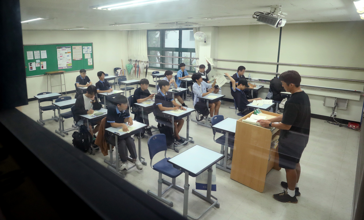 ▲2024학년도 수능 대비 7월 전국연합학력평가가 시행된 11일 서울 종로구 경복고등학교에서 수험생들이 시험 준비를 하고 있다. 사진공동취재단