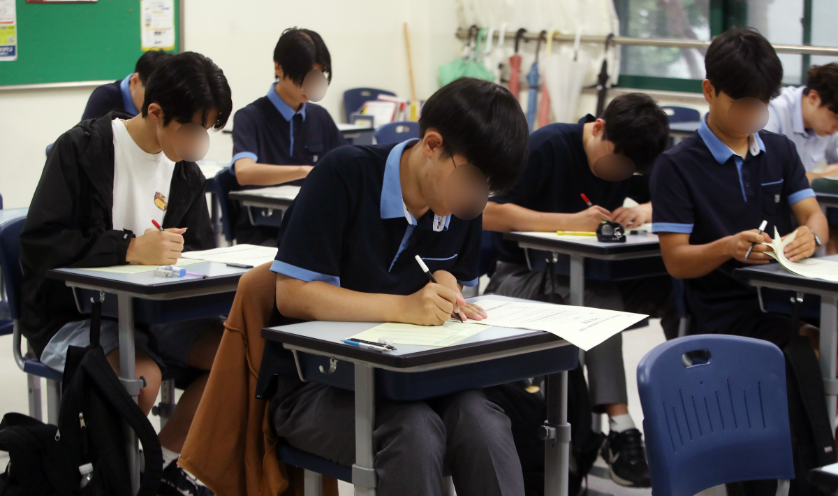 ▲2024학년도 수능 대비 7월 전국연합학력평가가 시행된 11일 서울 종로구 경복고등학교에서 수험생들이 시험 준비를 하고 있다. 사진공동취재단