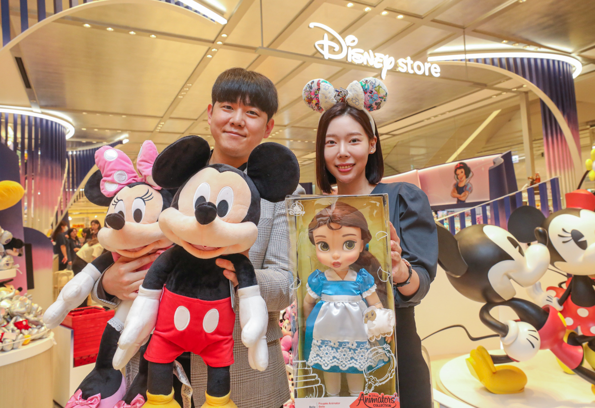▲11일 오전 경기도 성남시 현대백화점 판교점 5층 ‘디즈니 스토어’ 매장에서 직원들이 상품을 소개하고 있다. (사진제공=현대백화점그룹)