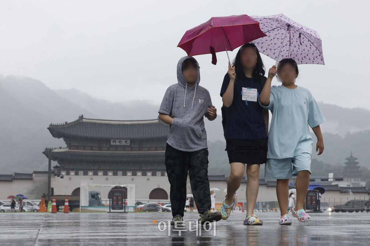 ▲전국 곳곳에 비가 내리는 11일 오전 서울 종로구 광화문광장에서 우산을 쓴 시민들이 발걸음을 재촉하고 있다. 조현호 기자 hyunho@