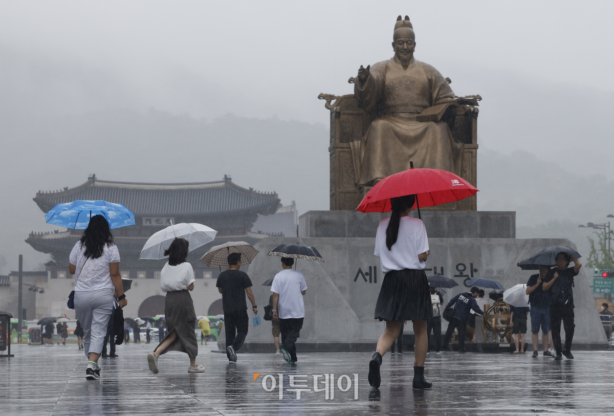 ▲전국 곳곳에 비가 내리는 11일 오전 서울 종로구 광화문광장에서 우산을 쓴 시민들이 발걸음을 재촉하고 있다. 조현호 기자 hyunho@