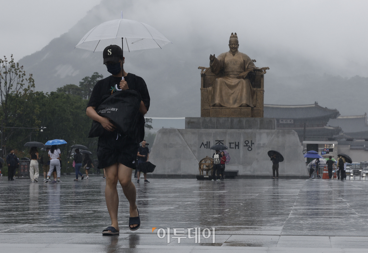 ▲전국 곳곳에 비가 내리는 11일 오전 서울 종로구 광화문광장에서 우산을 쓴 시민들이 발걸음을 재촉하고 있다. 조현호 기자 hyunho@